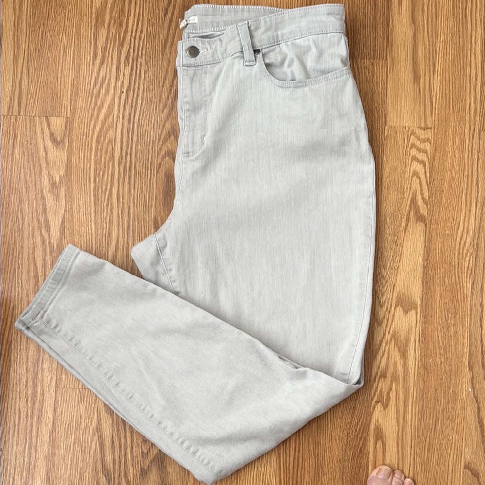 Eileen Fisher ☀️Chic Light Gray Jeans☀️